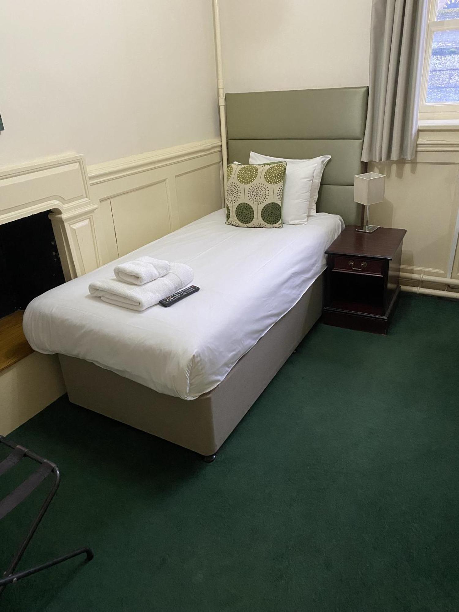New Inn Hotel Lechlade Room photo